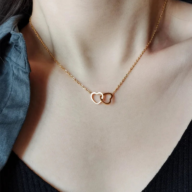 Collar Doble Corazón Enlazado – Acabado en Oro/Plata, Regalo Elegante para Pareja o Amistad